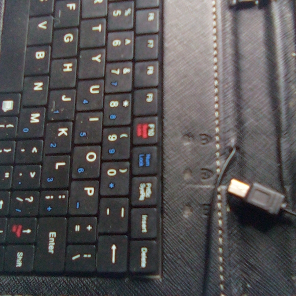 iPod/Tablet case/keyboard - Picture 2 of 6